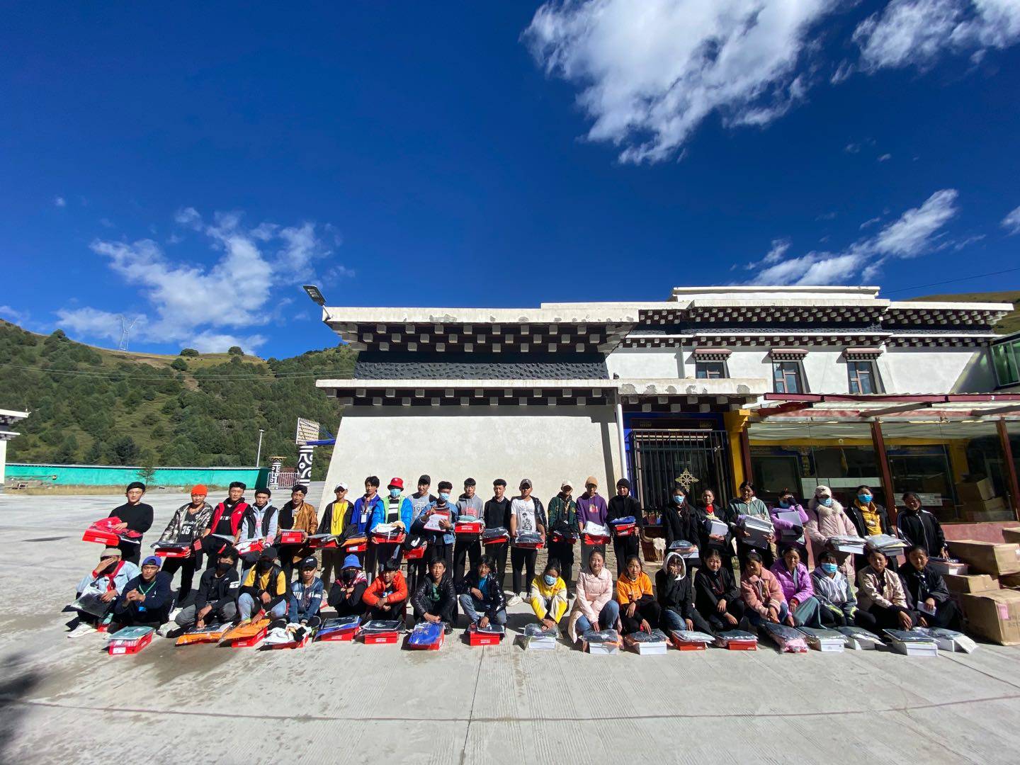 开云手机在线登陆入口-开云(中国)公益回顾丨家国同欢月同圆 温暖满载甘孜州(图8)